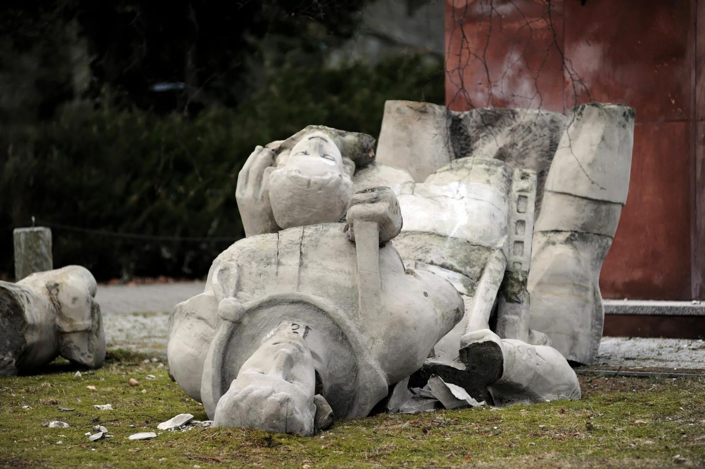 8. märtsil tundmatute isikute hävitatud «Võidukale Nõukogude armee­le pühendatud monument» Koszalini linnakalmistul Loode-Poolas.