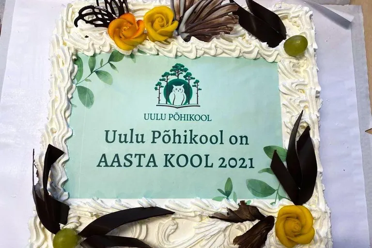 Uulu põhikooli koolipere tähistas aasta kooli tiitlit tordiga.
