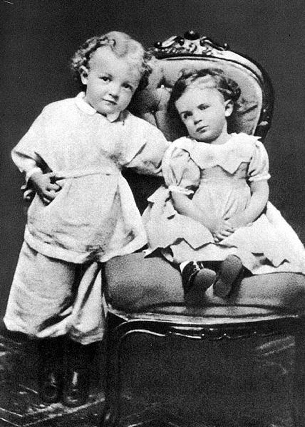 Lenin (vasakul) umbes kolme-aastasena