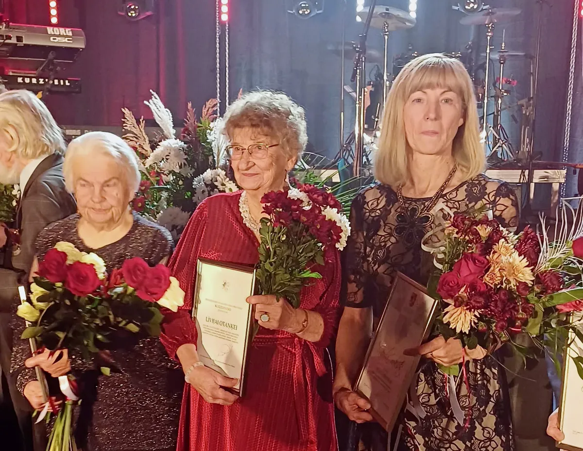 Līvija Otaņķe saņem goda zīmi "Kurzemnieks".