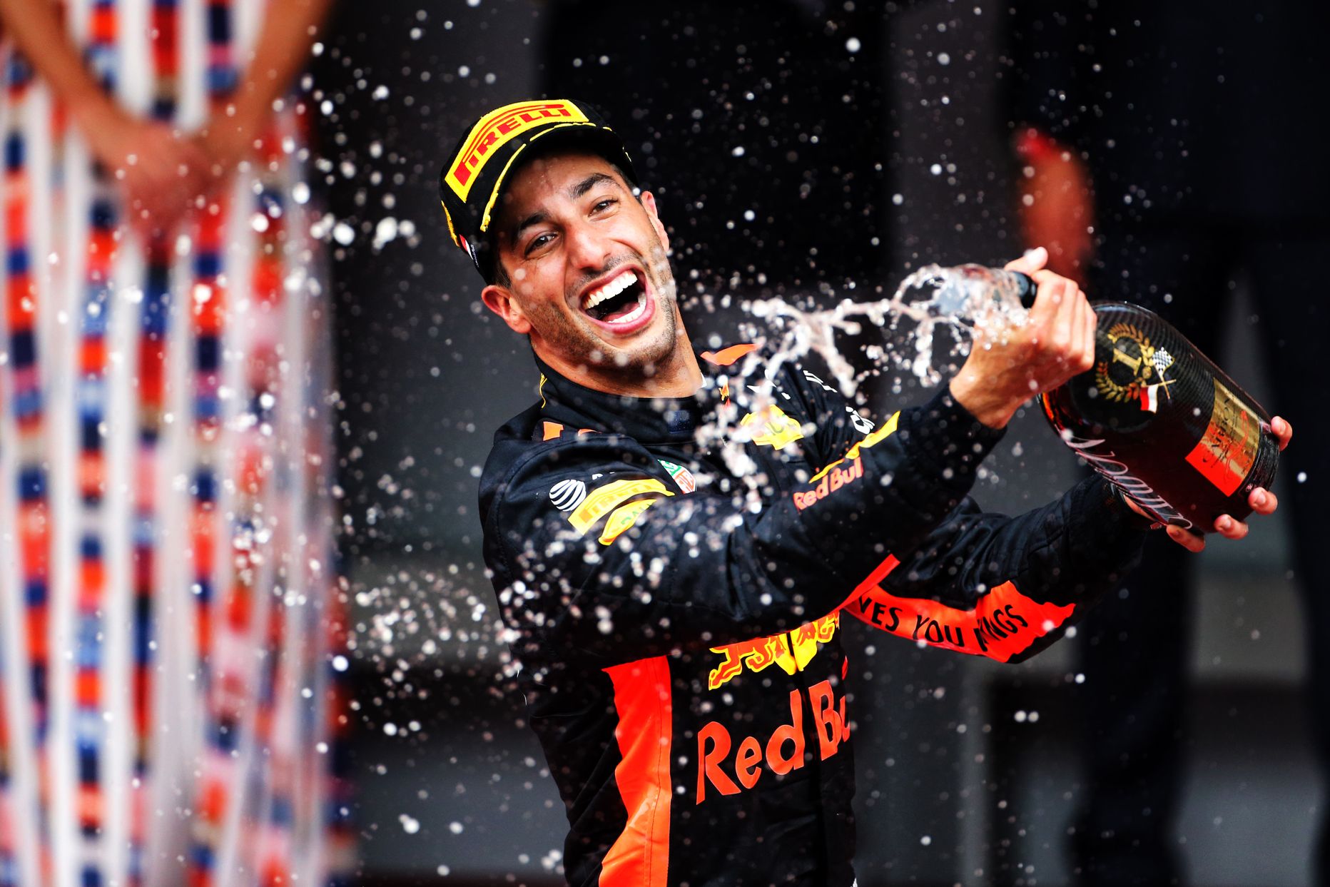 Red Bulli vormelipiloot Daniel Ricciardo pritsimas võidušampanjat, mida ta hiljem endale omaselt jalanõust jõi.