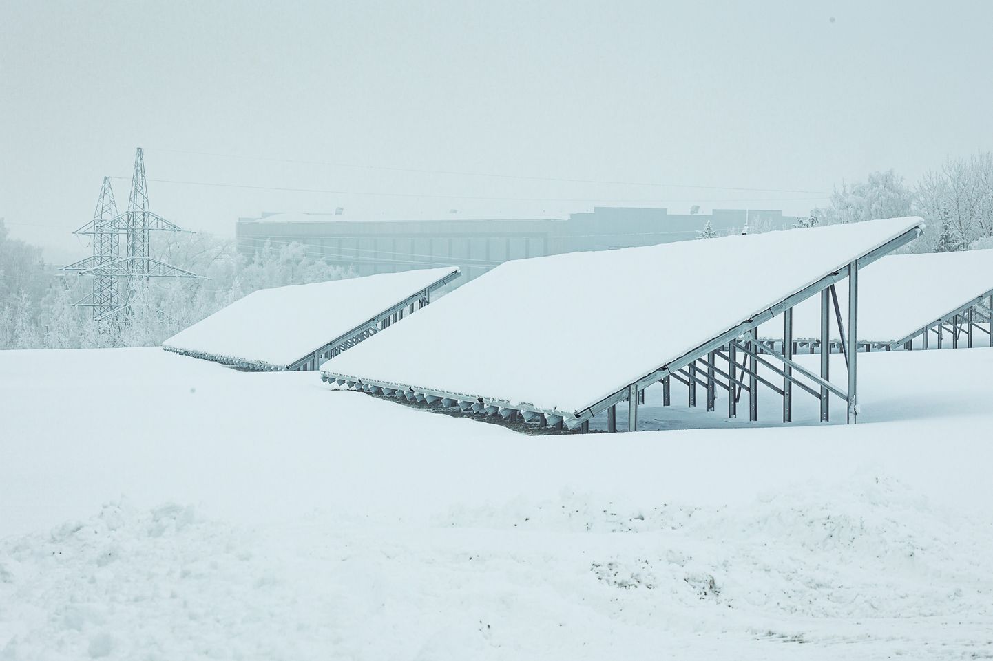 Расположенные на известняковом плато шахты "Estonia" солнечные панели в день открытия парка были покрыты снегом, однако в теплое и безоблачное время они в состоянии производить столько электроэнергии, чтобы обеспечить работу вентиляционного оборудования и водяных насосов шахты.