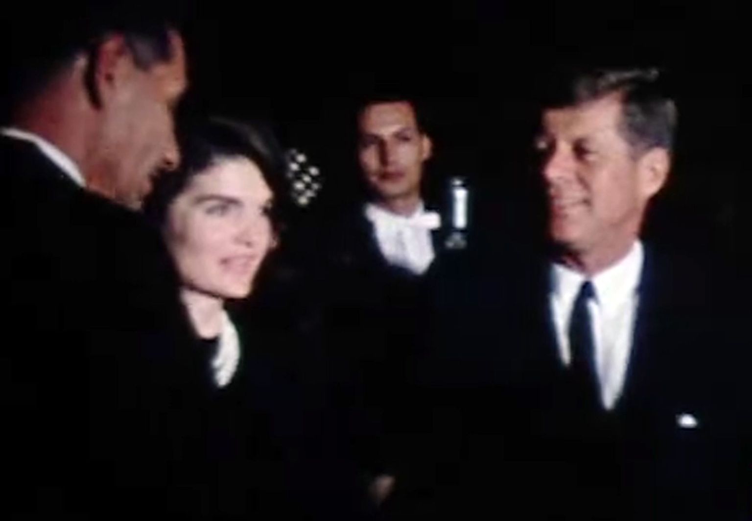 Kaader 21. novembril 1963. aastal tehtud filmist, millel on näha John Kemnnedyt ja ta naist Jacqueline Kennedyt