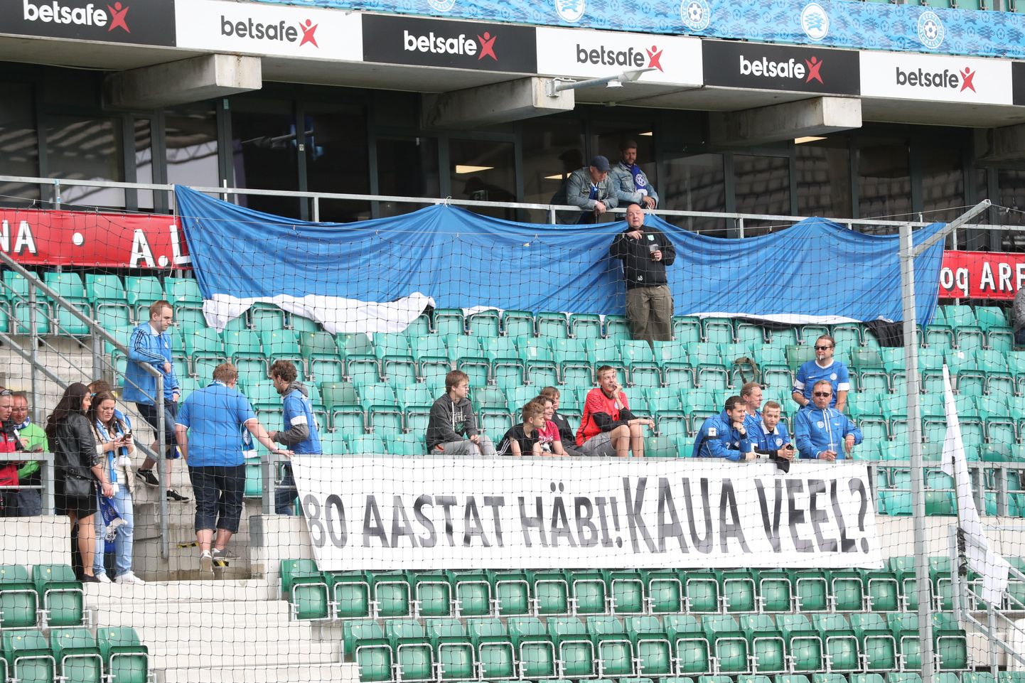 Eesti – Maroko maavõistluse eel on valmistatud ja fännitribüüni estakaadile riputatud plakat «80 aastat häbi! Kaua veel?»