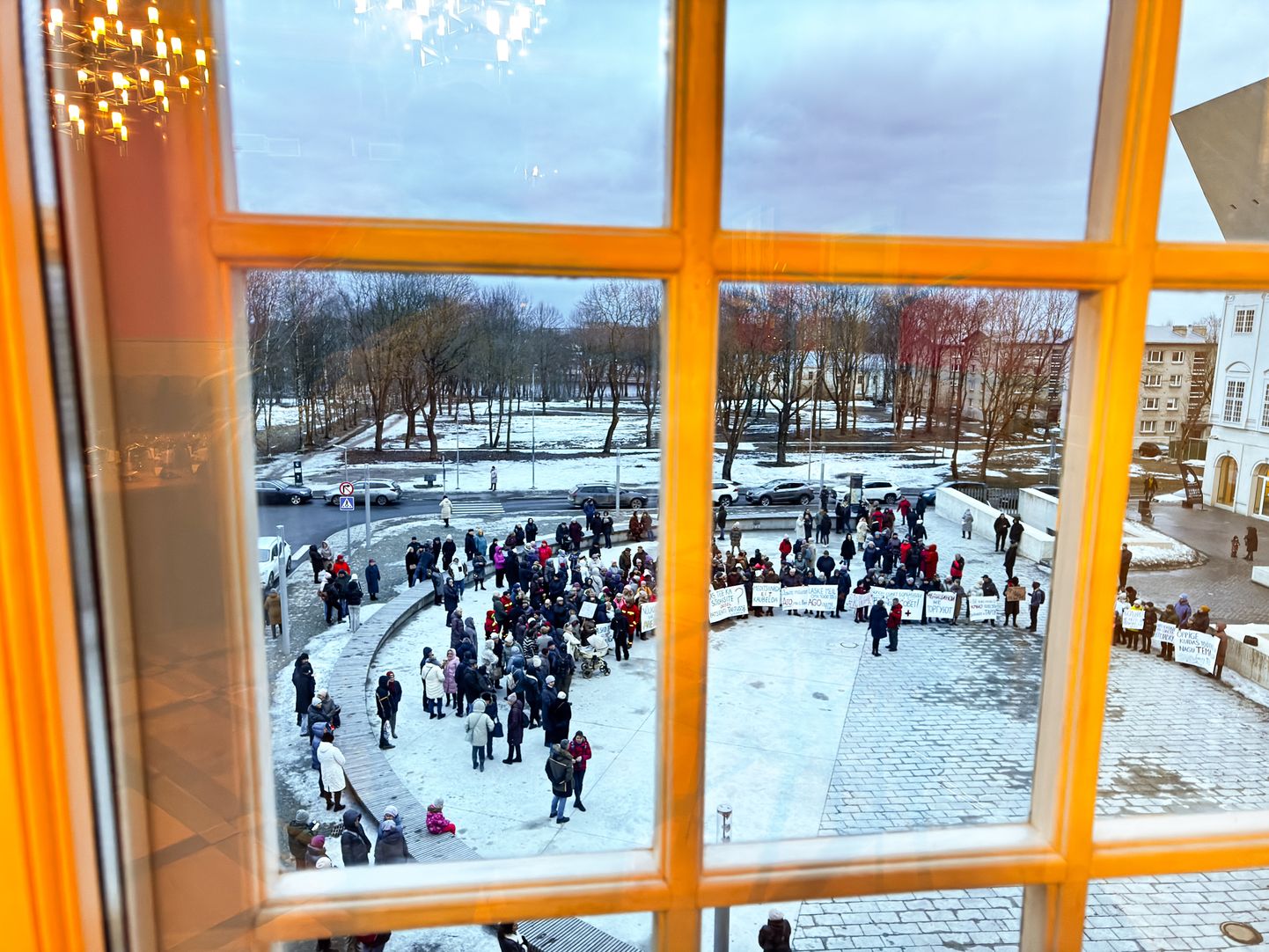 Из окна кабинета мэра в Нарвской ратуше в четверг, 29 февраля, открывался вид на площадь, которую заполонили негодующие и скандирующие люди.