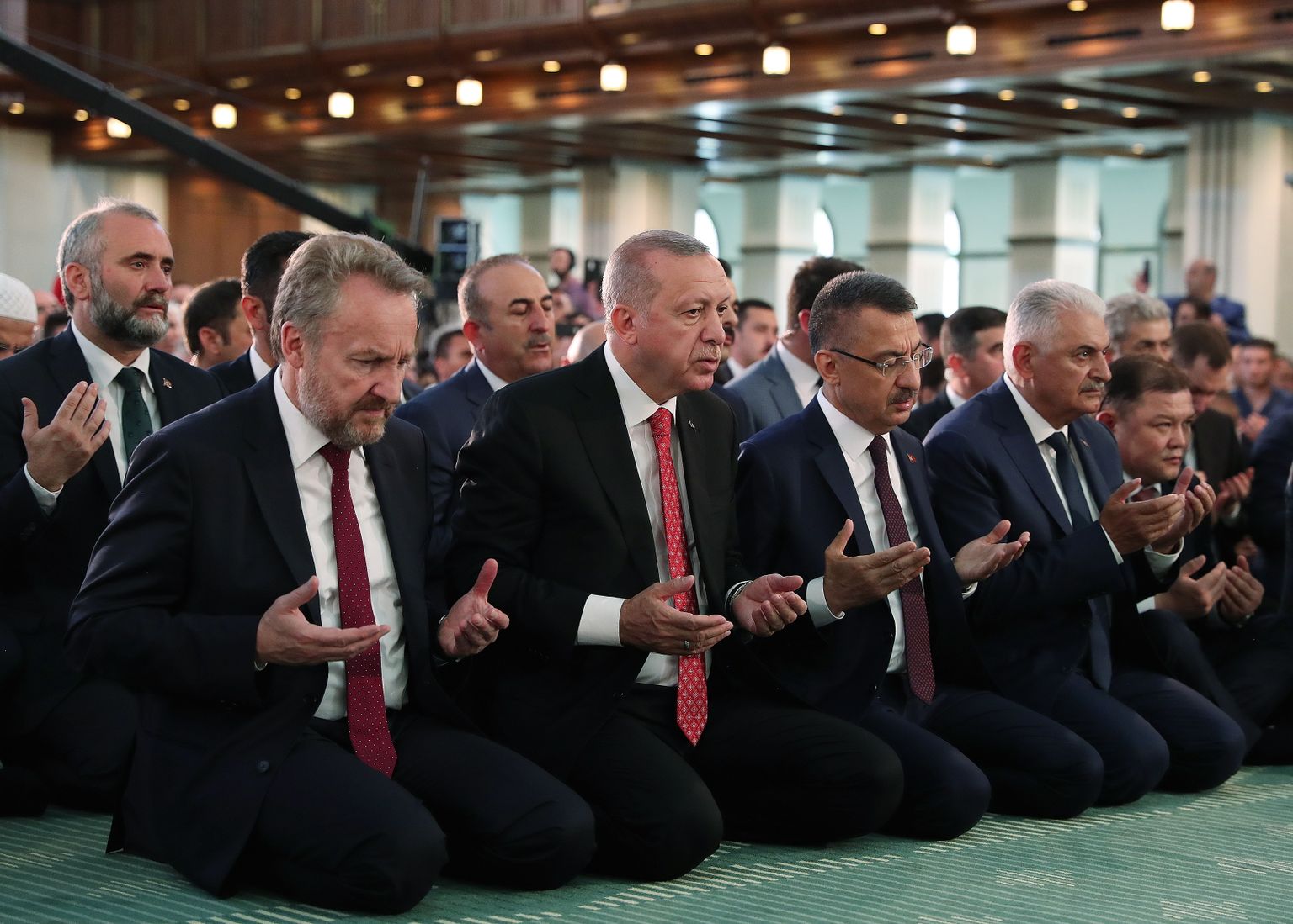 Türgi president Recep Tayyip Erdoğan (vasakult teine) esmaspäeval Ankaras Milleti mošees 2016. aasta riigipöördekatse aastapäeva puhul putšiohvreid mälestamas.