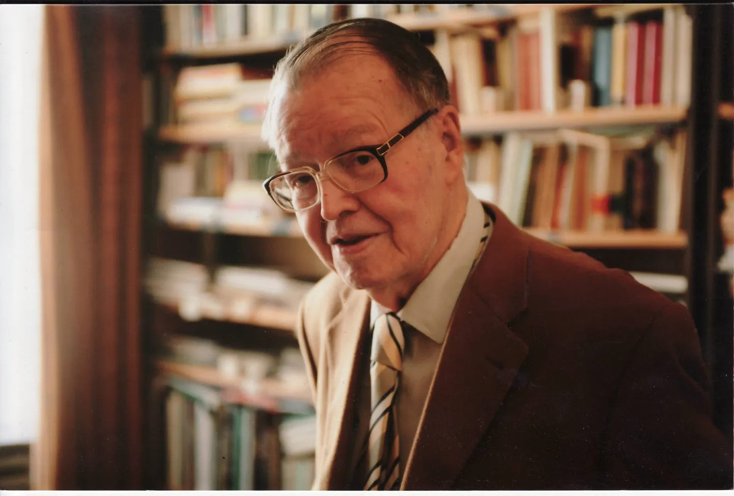 Joachim Herz 2009. aastal Dresdenis oma raamatute ees.