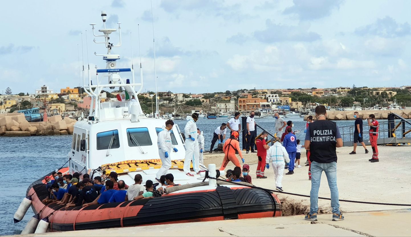 Migrantide toimetamine karantiinilaevale.