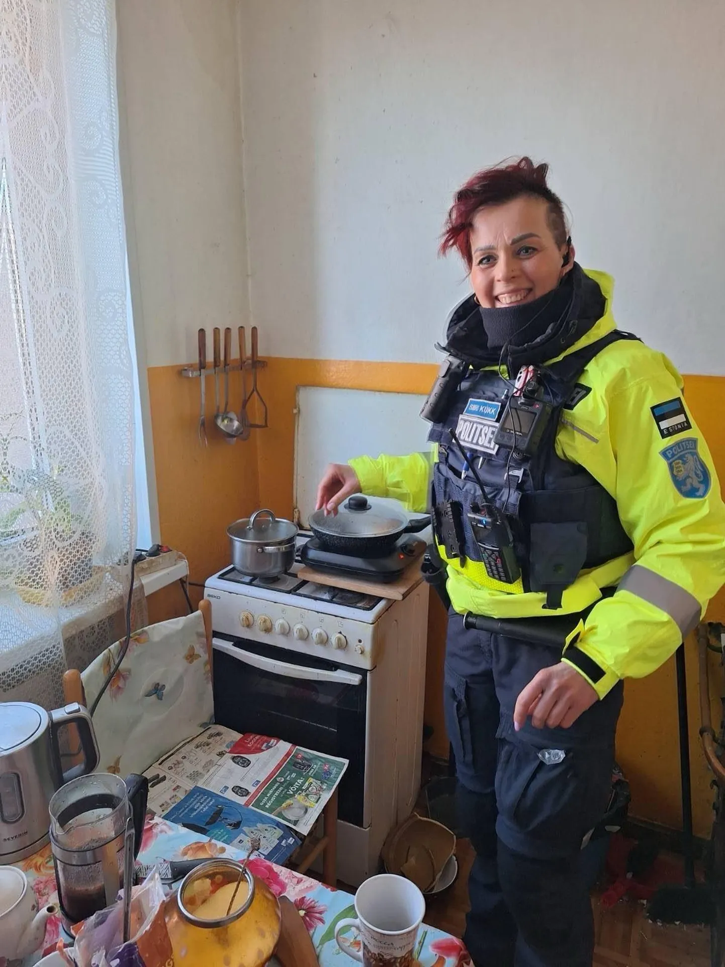 Politseinikud valmistasid eakale prouale hommikusöögi.
