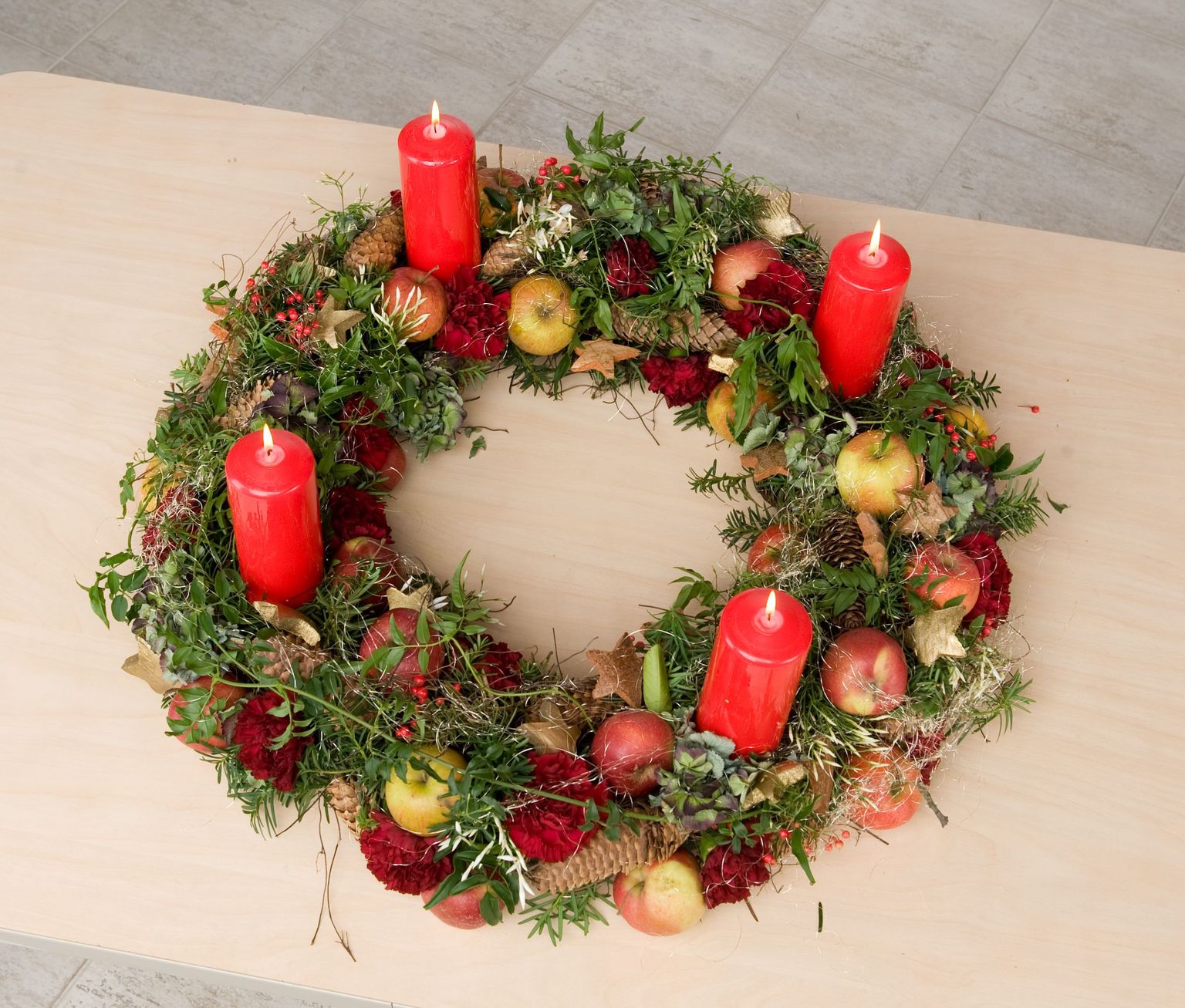 Jõulupärga võib kaunistada käbide, õunte, kuivatatud lillede või muu kodus leiduvaga.