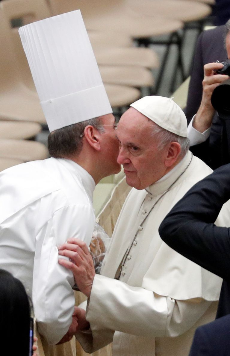 Pagarid kinkisid paavst Franciscusele Itaalia traditsioonilise jõulukeeksi panettone