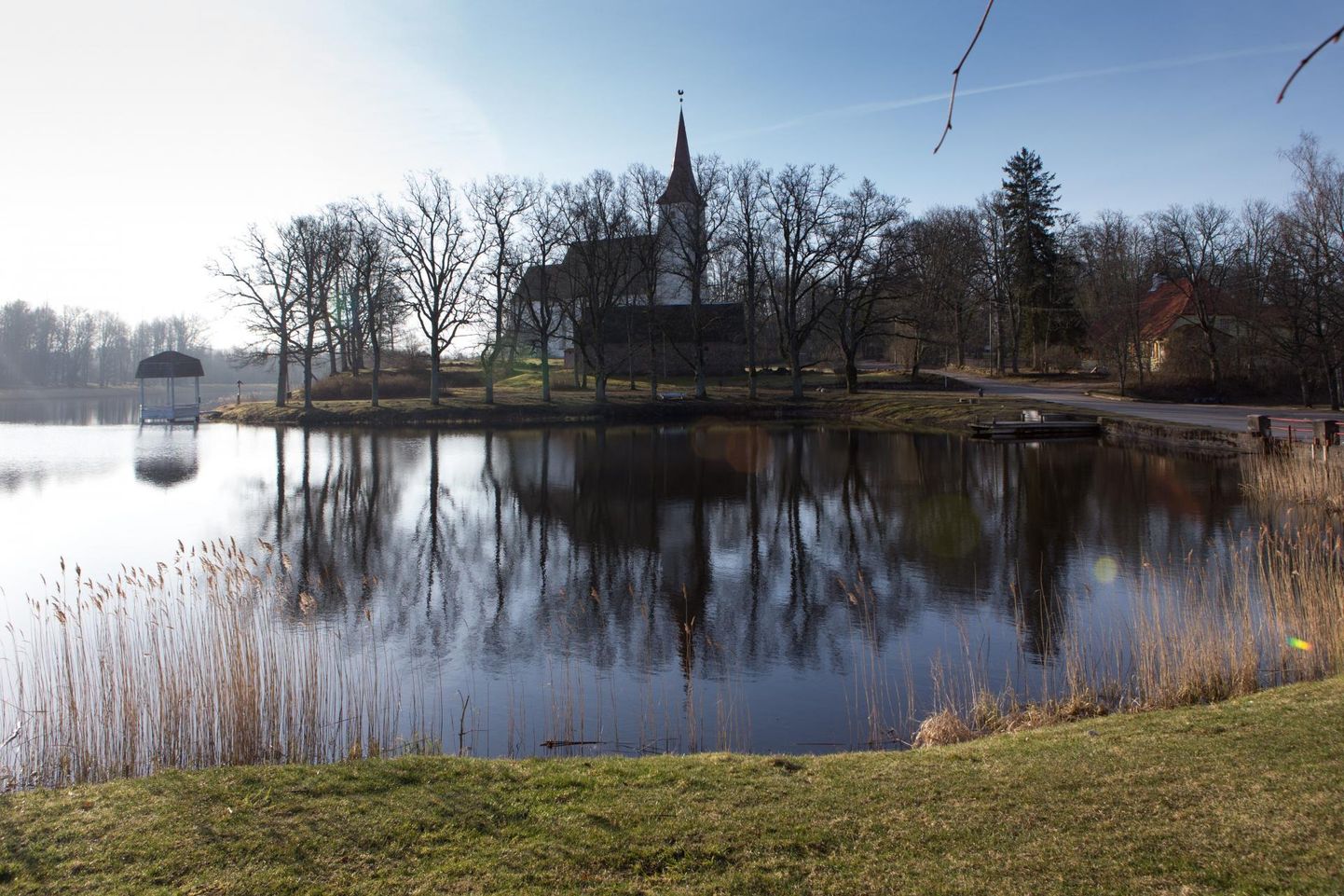 Põhja-Sakala valla kaasava eelarve ideevõistlust juhtis esmaspäeva hommikupoolikul mõte taastada Suure-Jaani järvel paviljon koos purskkaevuga. Pilt 2015. aastast, mil järvel oli veel vana paviljon.