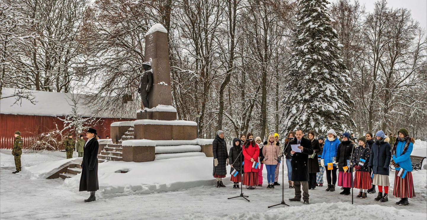 Lumises südalinnas ääristasid iseseisvuspäeva väärtustajad ausamba ümbruse teed, auvalves seisid Kaitseliidu Pärnumaa maleva liikmed.