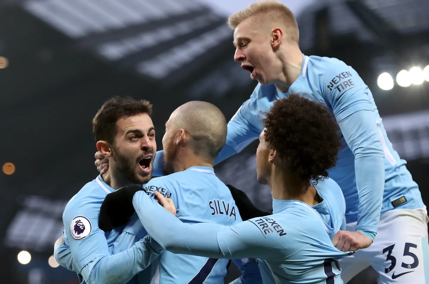 Manchester City mängijad võiduväravat tähistamas.