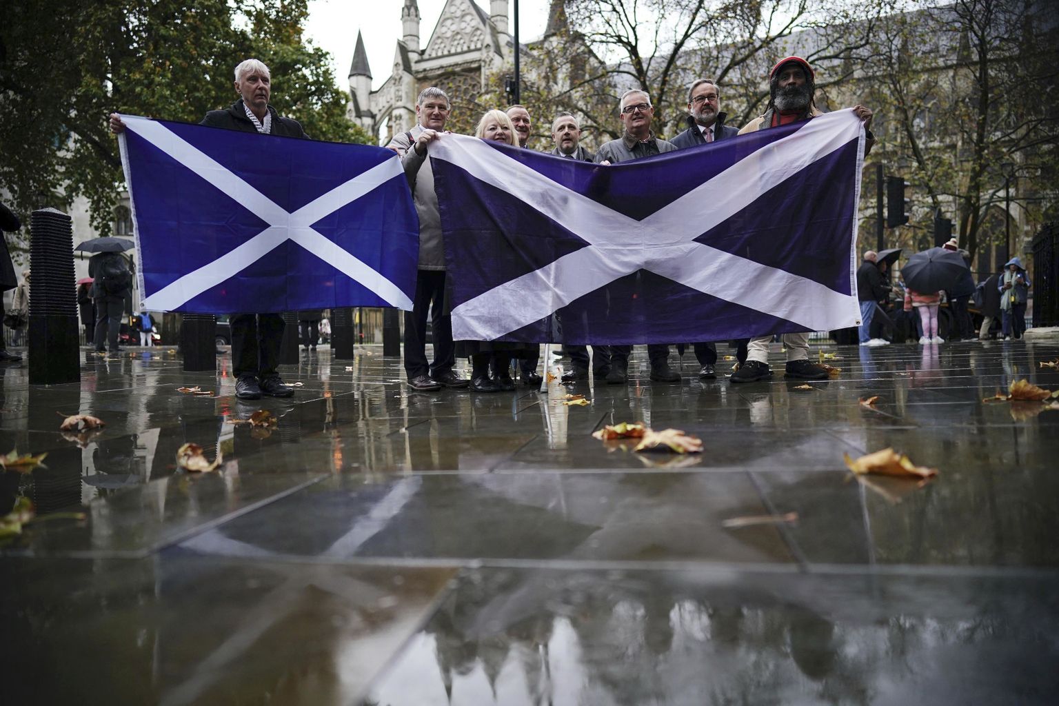 Inimesed ülemkohtu ees Šoti lippudega. Pilt on illustratiivne.