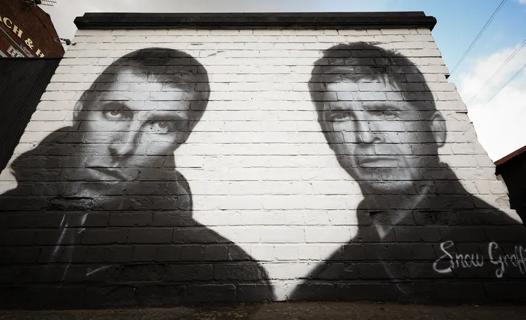 Tänavakunstnik Snow Graffiti Scott lõi Manchesteris tänavamaali, mis kujutab Liam ja Noel Gallagheri.