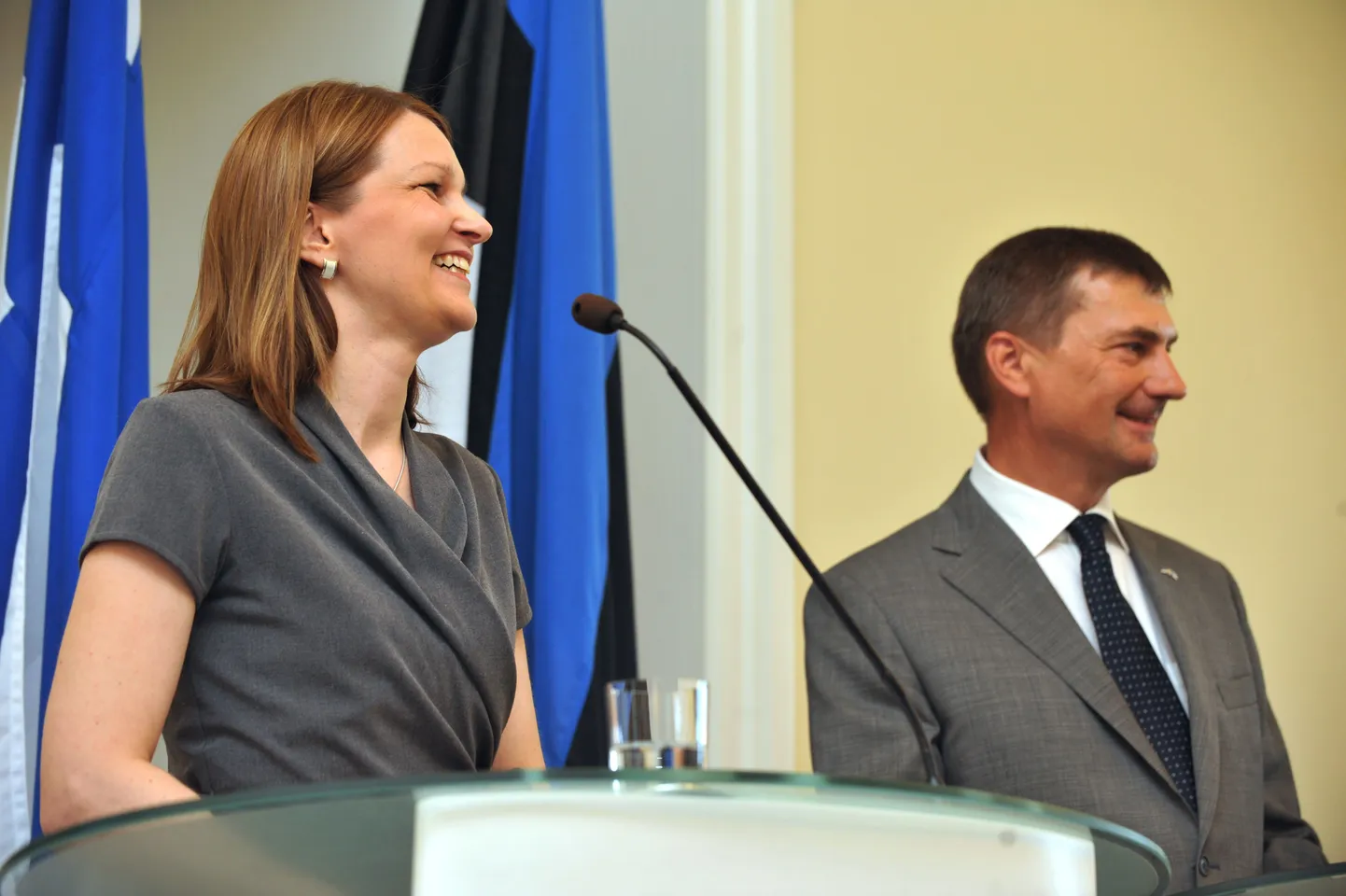 Peaminister Andrus Ansip pressikonverentsil koos Soome ametiõe Mari Kiviniemiga.