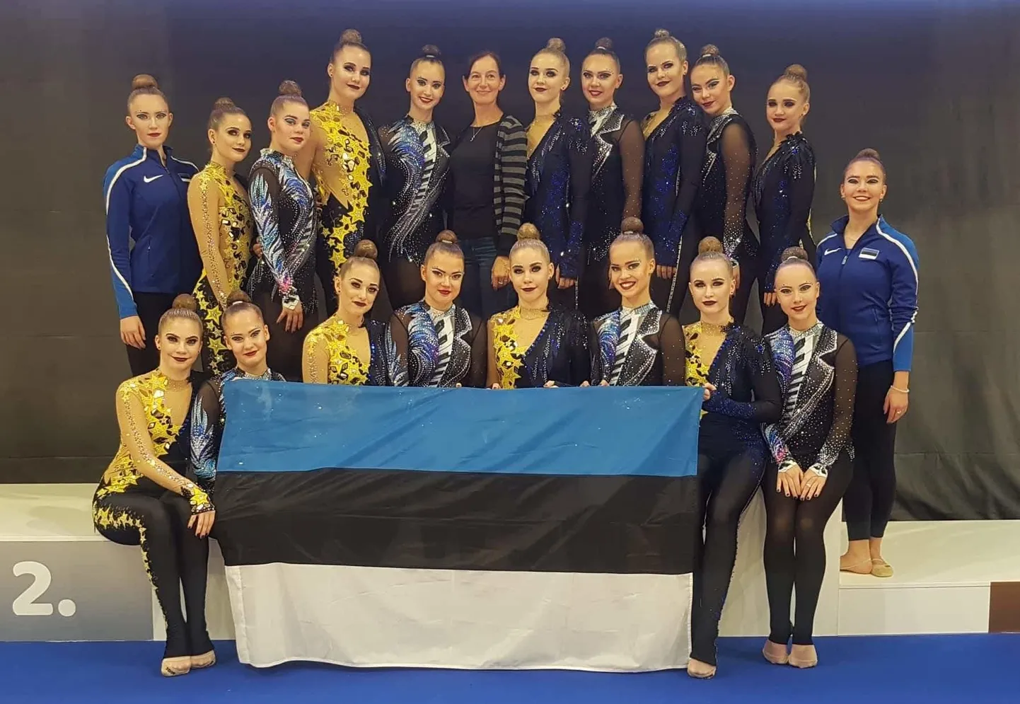 VK Rütmika Elite Team (sinised) ja VK Janika Grisete (kollased) tähistasid Budapestis pika hooaja ilusat lõppu, neile elas kaasa ka Eesti suursaadik Ungaris Kristi Karelsohn (ülemises reas keskel).