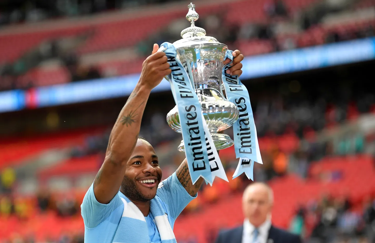 Raheem Sterling FA karikaga poseerimas.