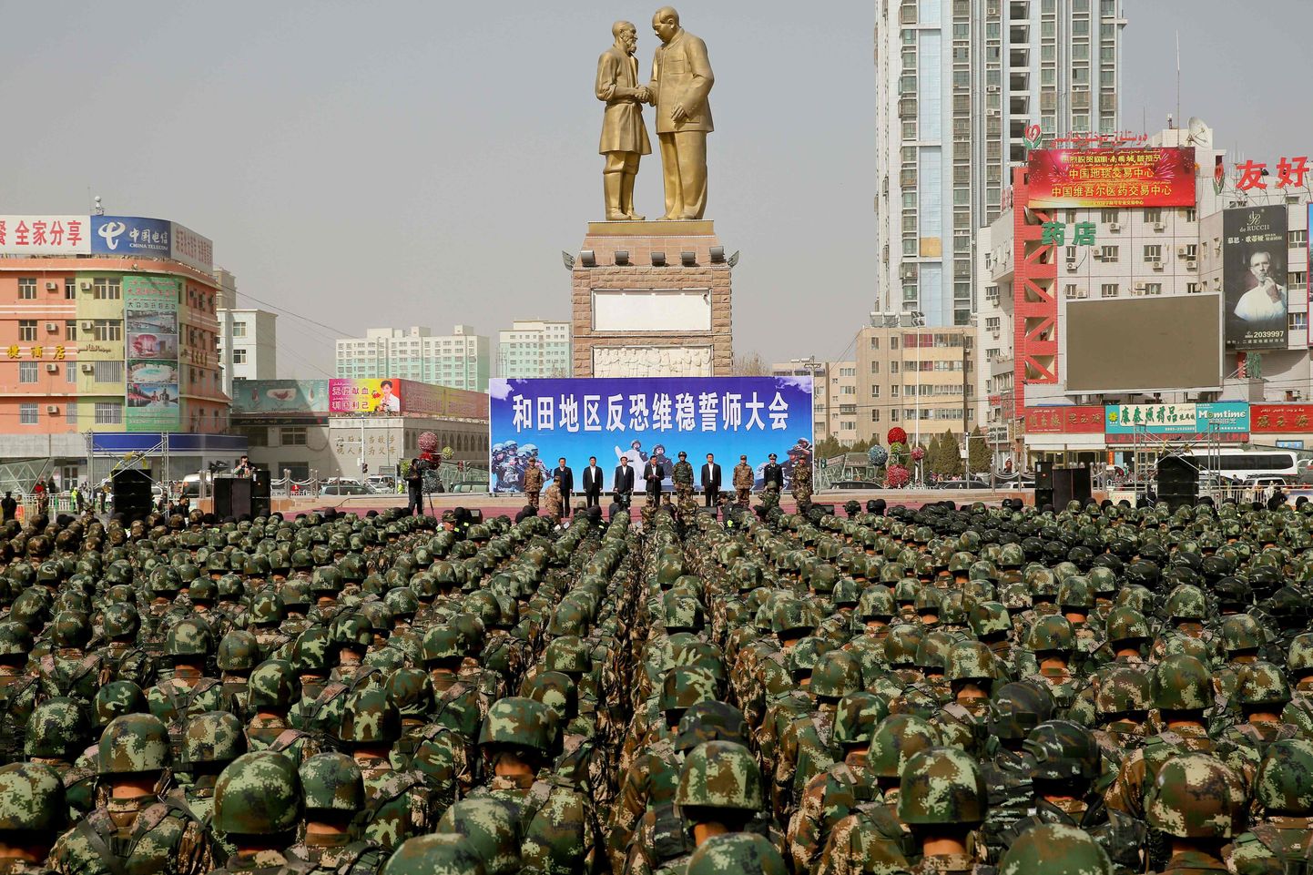 Hiina sõjaväepolitsei terrorismivastane üksus andmas Xinjiangis terrorismi vastu võitlemise vannet