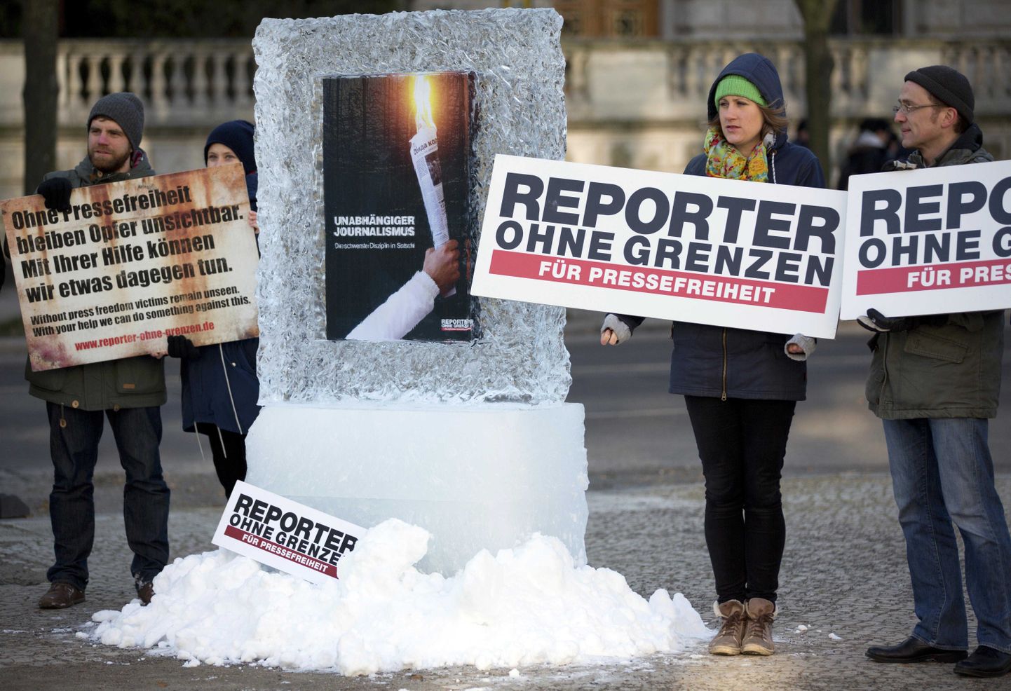 Talvine meeleavaldus Venemaa saatkonna ees Berliinis, millega nõuti selles riigis pressivabadust.