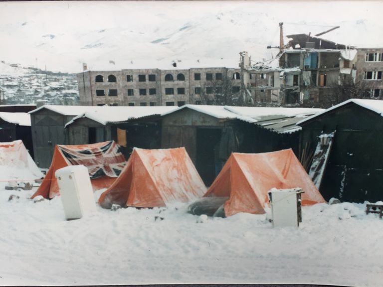 Лагерь британских спасателей в разрушенном Спитаке в 1988 году.