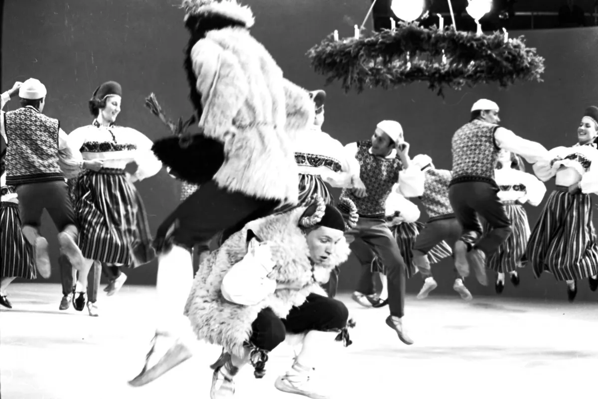 «Näärisokk» TÜ Rahvakunstiansambli esitatuna Tallinnfilmi kunstilise filmi «Elavad mustrid» võtetel juulis 1970. Seljaga suur sokk on Juhan Nemvalts ja kükitab väike sokk Mait Agu.