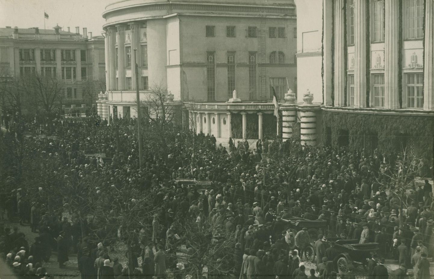 Народ перед театром «Эстония», где 23 апреля 1919 года приступило к работе Учредительное Собрание.