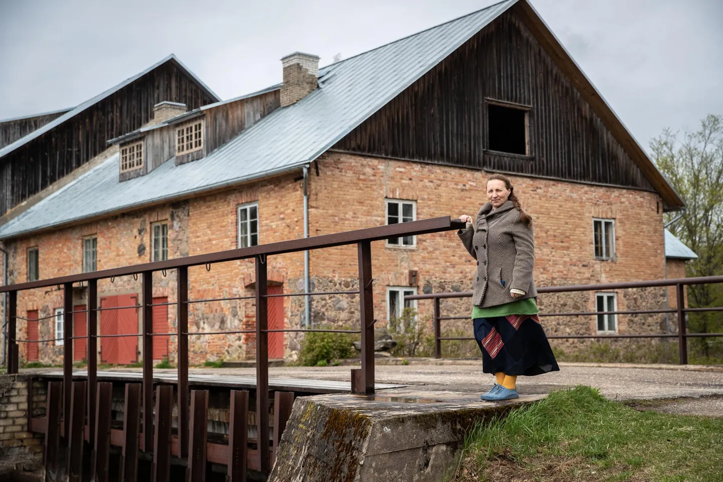 Hellenurme veskimuuseumi eestvedaja Mae Juske paisu juures