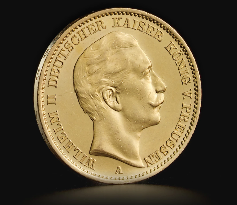 Saksa 20-margase kuldmündi ühel küljel on Saksa keisri ja Preisi kuninga Wilhelm I, Friedrich III või Wilhelm II (antud fotol) profiil. Teist külge ehib võimas kotkas Saksa keisririigi vapilt.