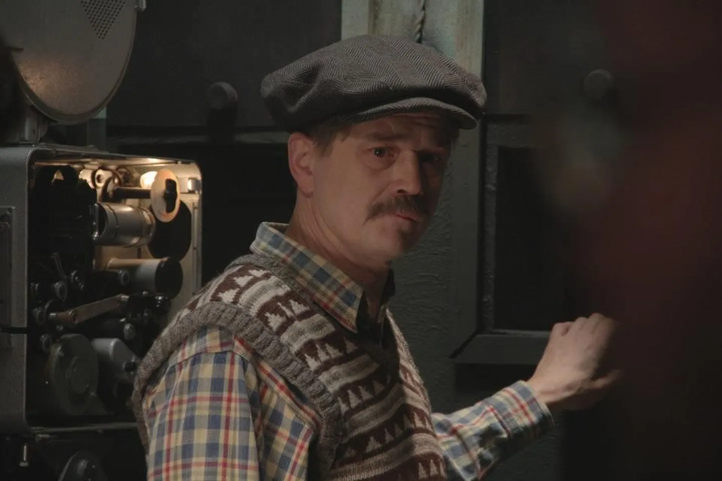 Tõnu Oja, mõtlik kinomehaanik Julius filmis «Elavad pildid».