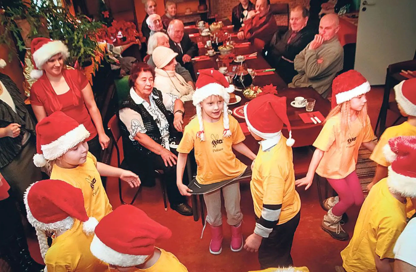 Paikuse lasteaia Mesimumm poisid ja tüdrukud tõid Pärnu supiköögi rahvale oma esinemisega jõulurõõmu.