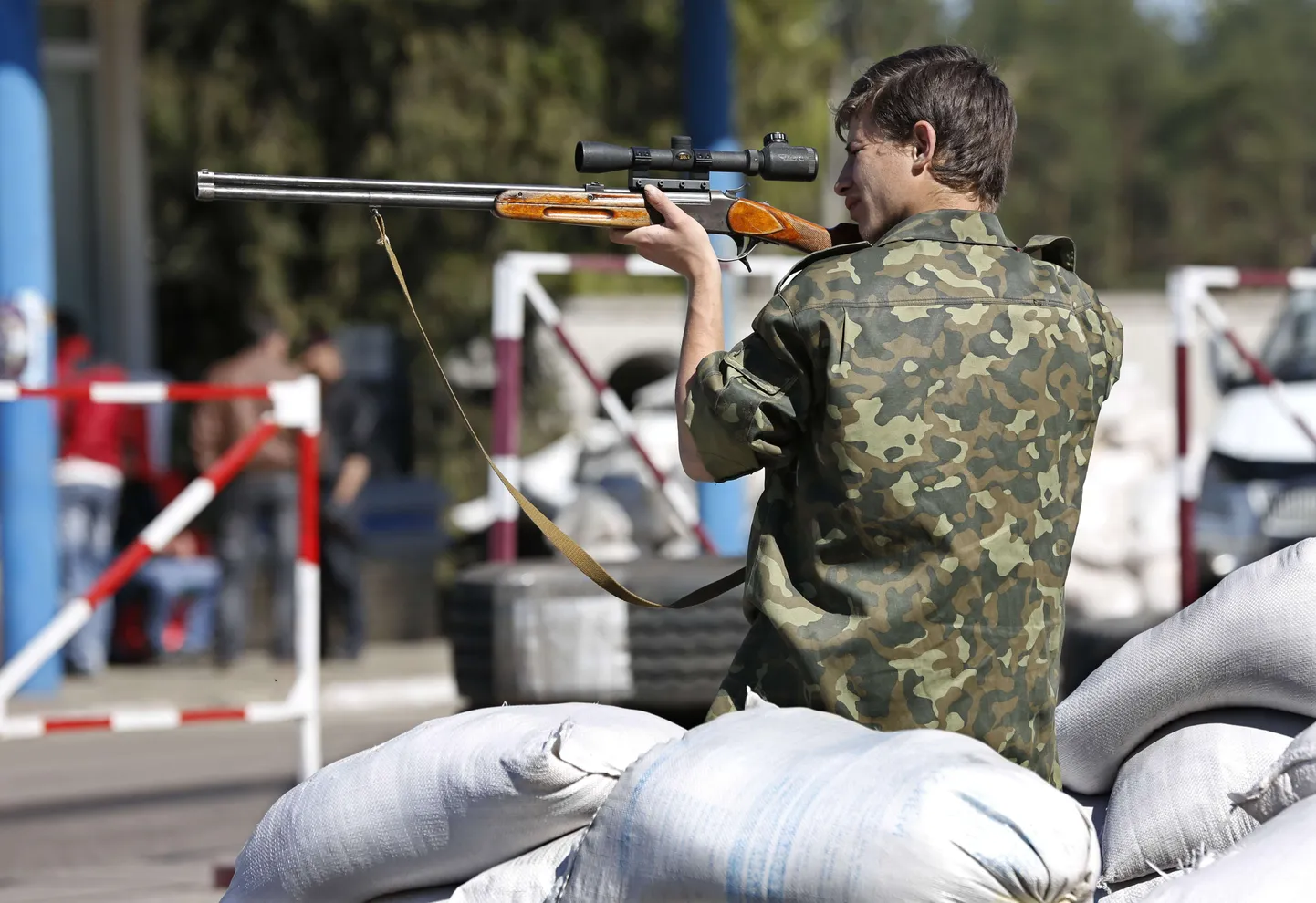 Venemeelne relvastatud mees Ida-Ukrainas Slovjanskis asuva kontrollposti juures 26. aprillil.