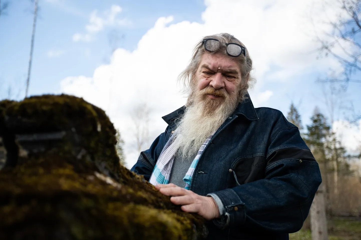 Pärast intervjuud käime koos Margus Mikomäega ta maakodu lähedal asuva Raikküla mõisavalitsejate von Keyserlingide perekonnakalmistul, kust rüüstajad on viinud ristid ja aia ning perekonnaliikmete viimset puhkekohta tähistav tekst hauakivil on vaid aimatav. "Nii kaobki maailma hiilgus," märgib kirjamees.