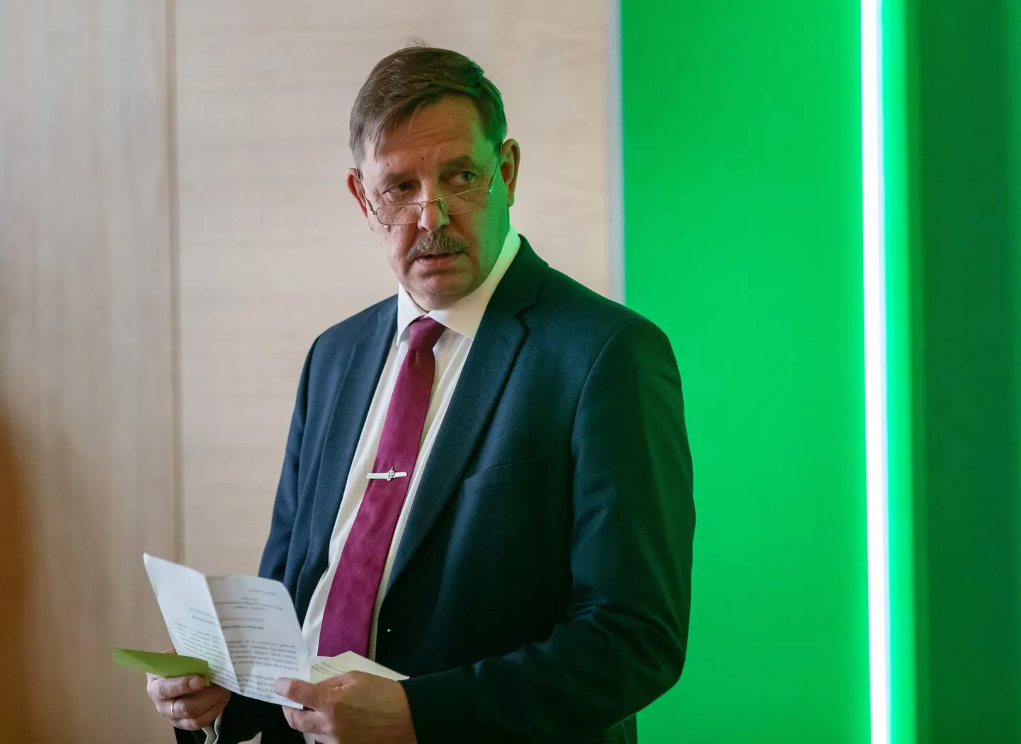 Majandusminister Taavi Aas kaitseb sadade miljonite investeerimist põlevkiviõli tootmisse.