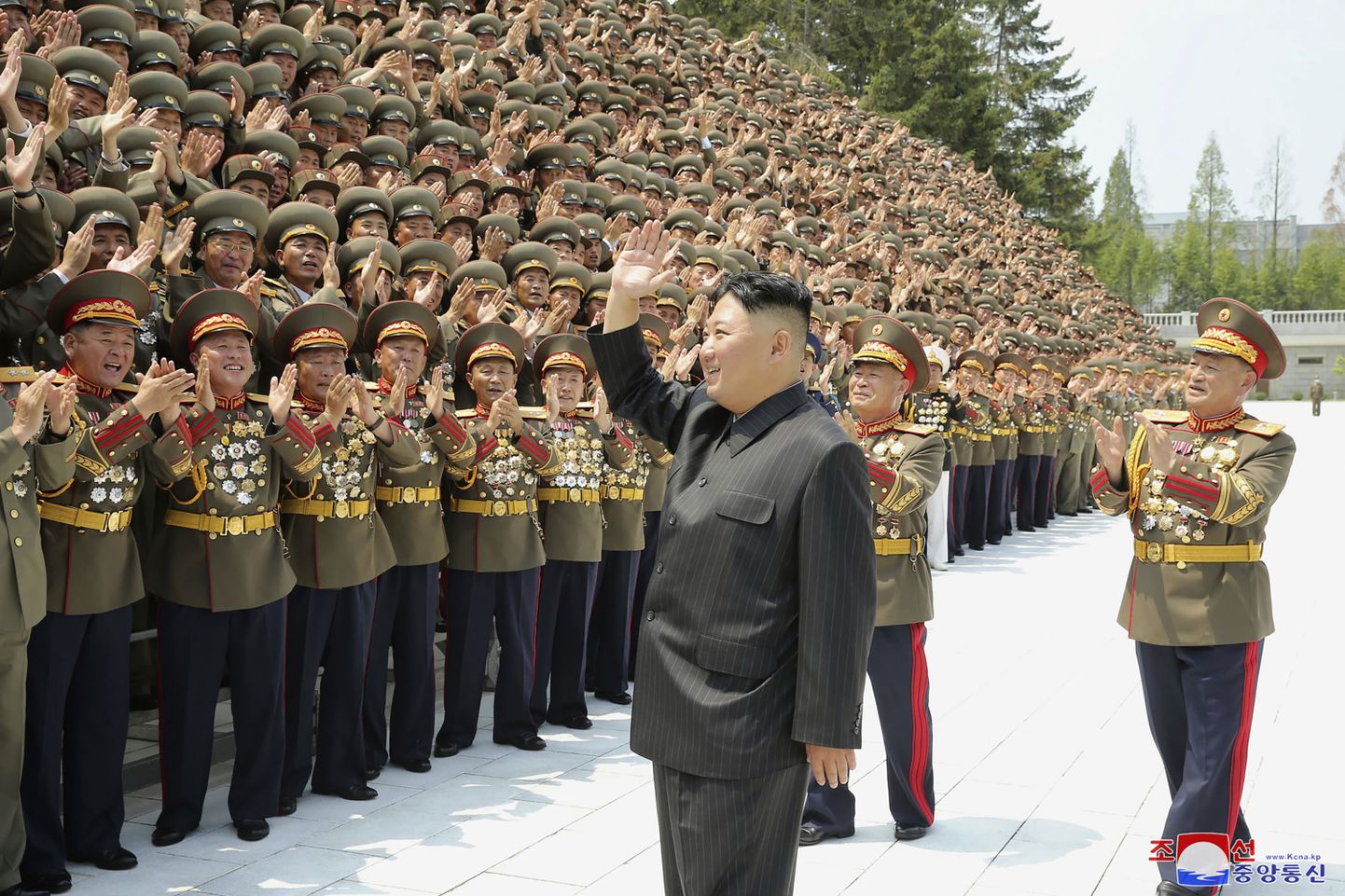 Põhja-Korea liider Kim Jong-un tervitab juuli lõpus Pyongyangis koolitusele kogunenud kõrgeid sõjaväelasi ja poliitilise ohvitsere.