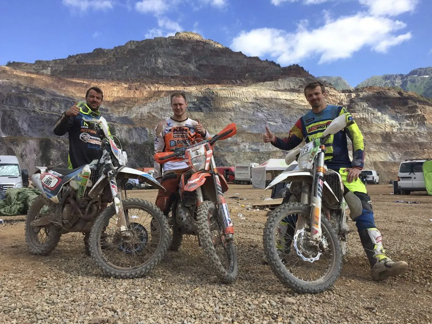 Kolm kanget eestlast Austria rauamäe otsas. Karksi-Nuia Racing Teami mees Ragnar Valdstein (vasakul) ning Rannar Uusna ja Aare Pere läbisid Austrias maailma ühe raskema hard enduro võistluse «Erzbergrodeo». Kõik nad pääsesid enam kui 2000 startinu hulgast lõppsõitu. Parima tulemuse tegi Rannar Uusna, kes tuli 52. kohale.
