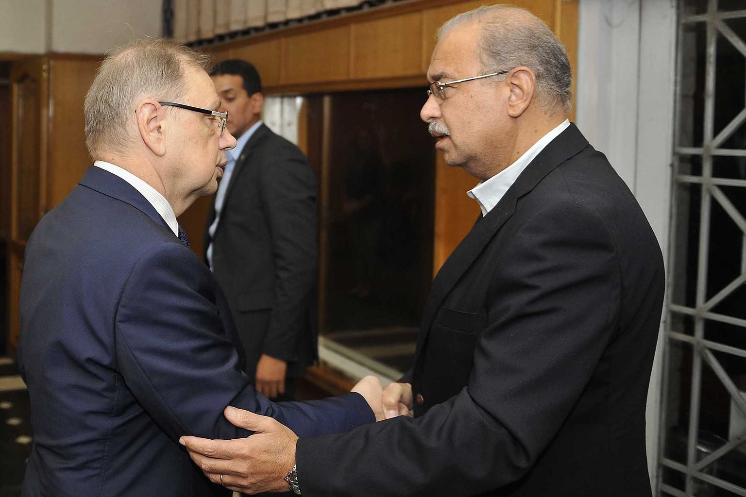 Egiptuse ekspeaminister Sherif Ismail (paremal) suri 67-aastaselt.