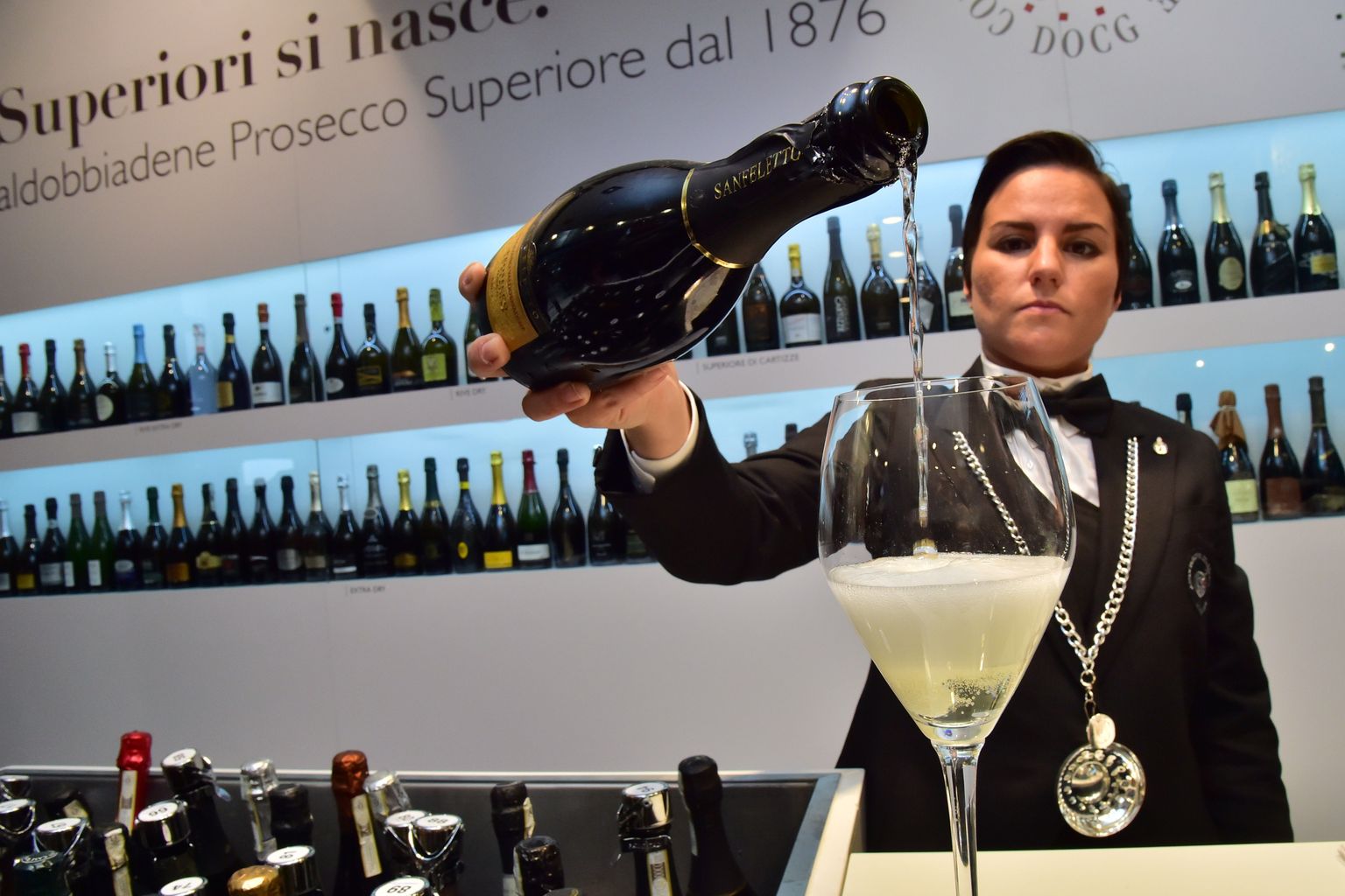 Prosecco Valdobbiane serveerimine.