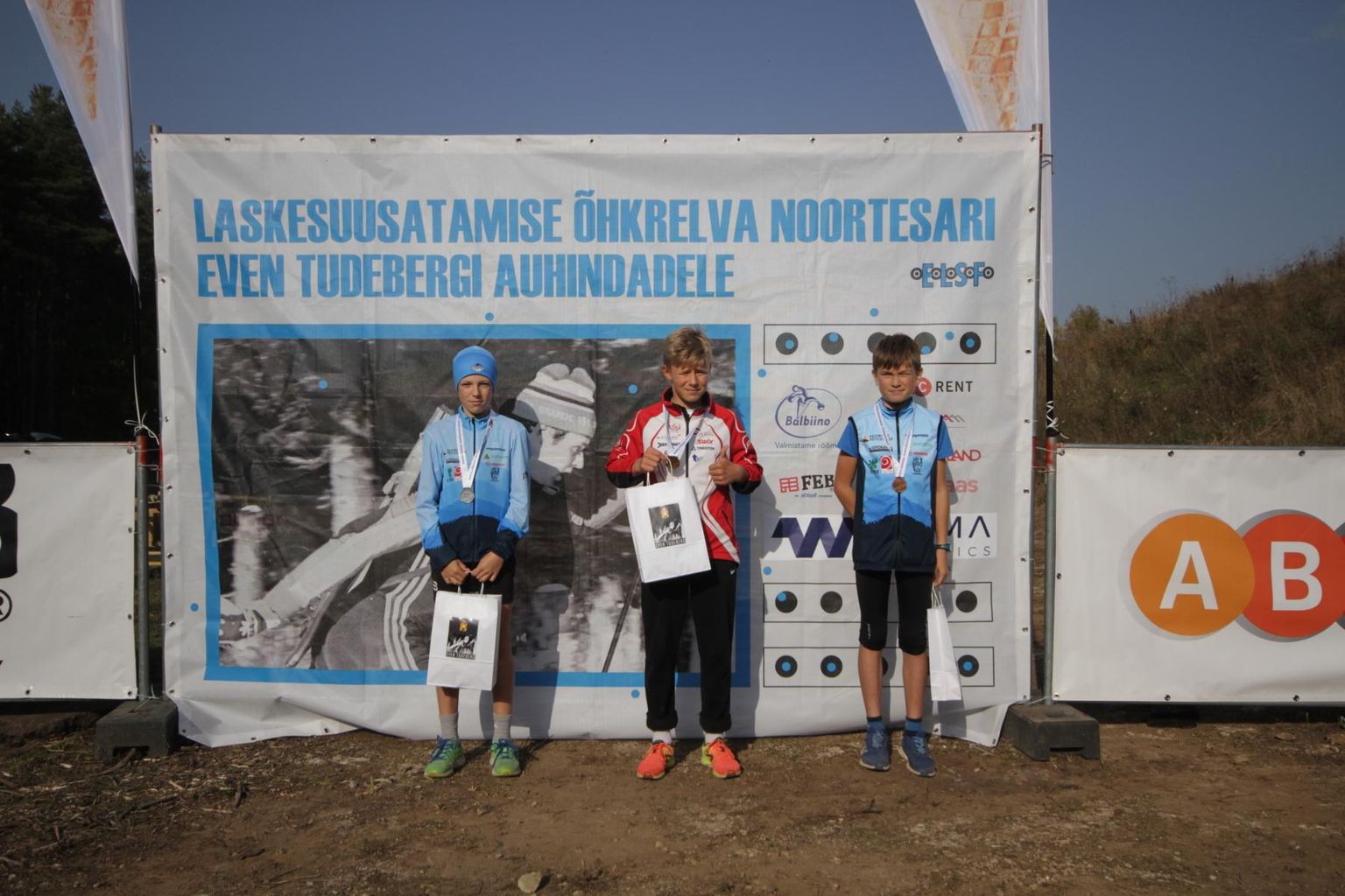Noortesarja Keila etapi esikolmik vanusegrupis noormehed 2008 (vasakult): teisele kohale tuli Tristan Klimbek (Kagu Biathlon), võitis Dominik Lopuhhin (Nõmme spordiklubi) ja kolmanda koha sai Simeon Kümmel (Kagu Biathlon).
