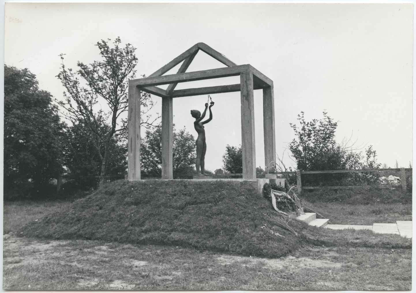 Ülo Õun, mälestusmärk II maalmasõjas langenud punaväelastele Tornimäe uuel kalmistul, 1984. Foto 1980-ndatest.