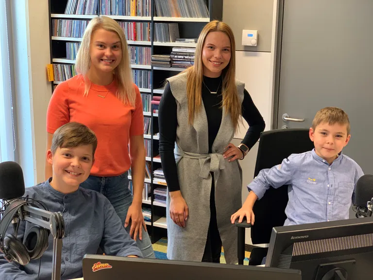 Gustav Pirk, Annabell Sarapuu, Marianne Tamm, Oliver Kõvask raadio Elmar stuudios