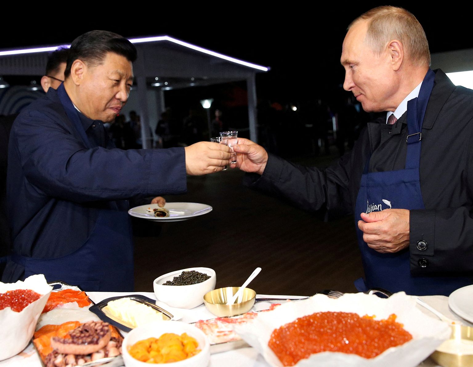 Venemaa president Vladimir Putin (paremal) ja Hiina ametivend Xi Jinping 11. septembril 2018 Vladivostoki majandusfoorumil pitse kokku löömas.