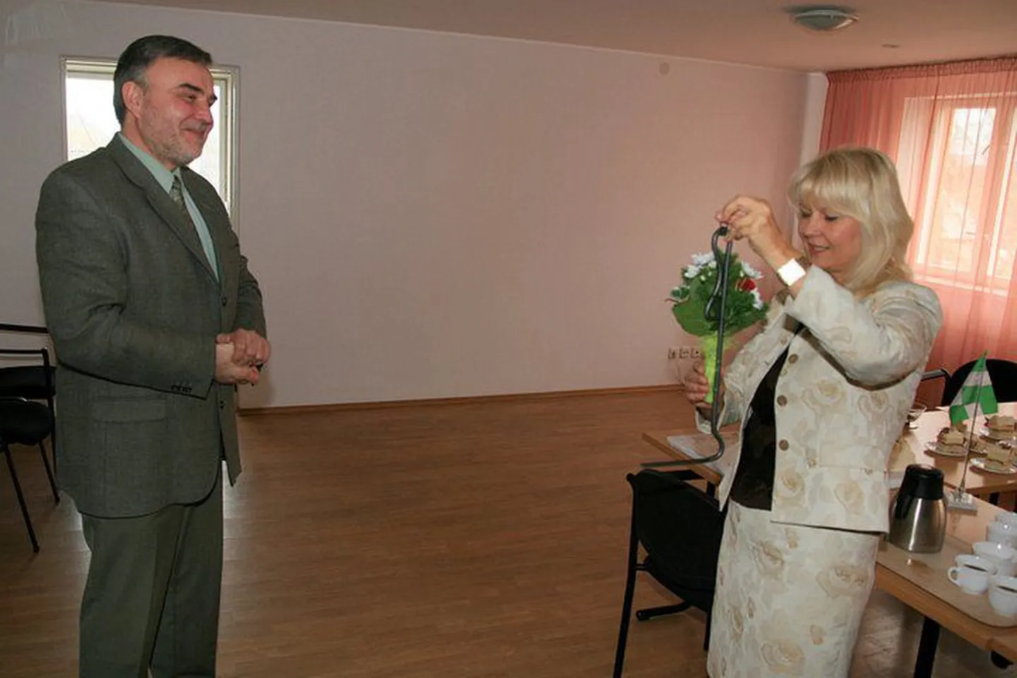 Üllar Vahtramäed õnnitleb maavanem Tiina Oraste.