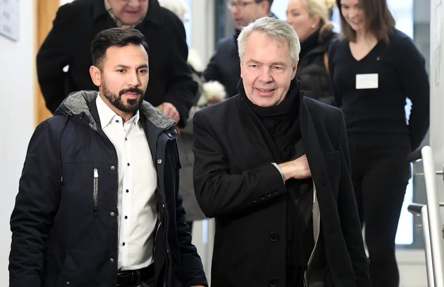 Soome roheliste presidendikandidaat Pekka Haavisto (paremal) ja ta abikaasa Antonio Flores 28. jaanuaril 2018 Helsingis saabumas presidendivalimistel hääletama