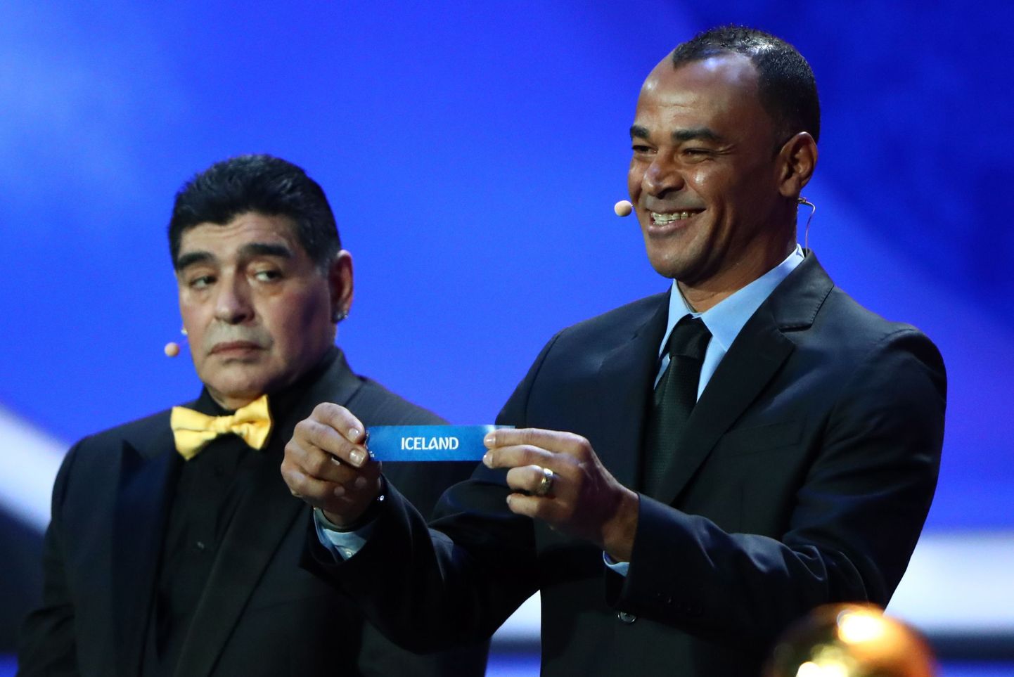 Cafu on tõmmanud Islandi sildi. Argentiina legend Diego Maradona on tõsine.