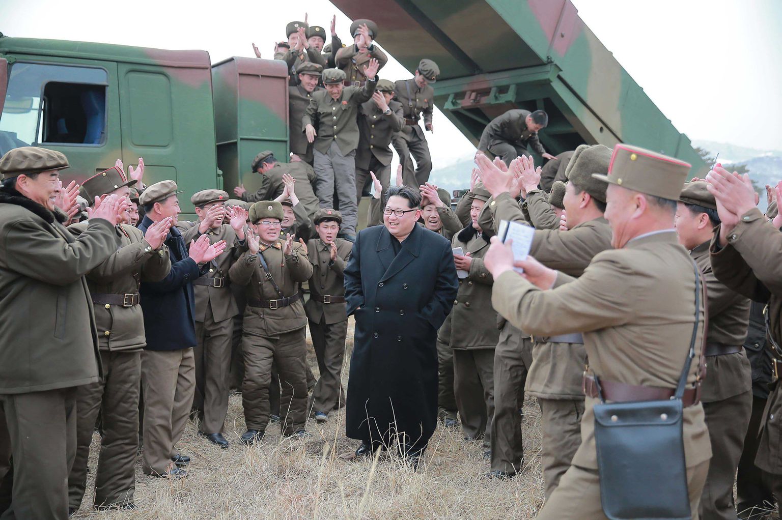 Kim Jong-un koos sõjaväe esindajatega