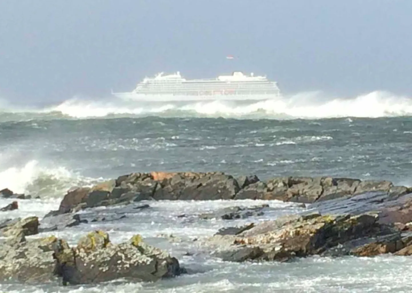 Лайнер Viking Sky терпит бедствие у берегов Норвегии.