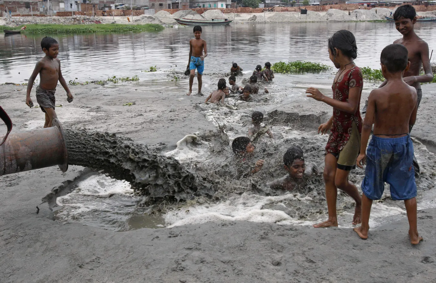 Bangladeshi lapsed reostatud jões