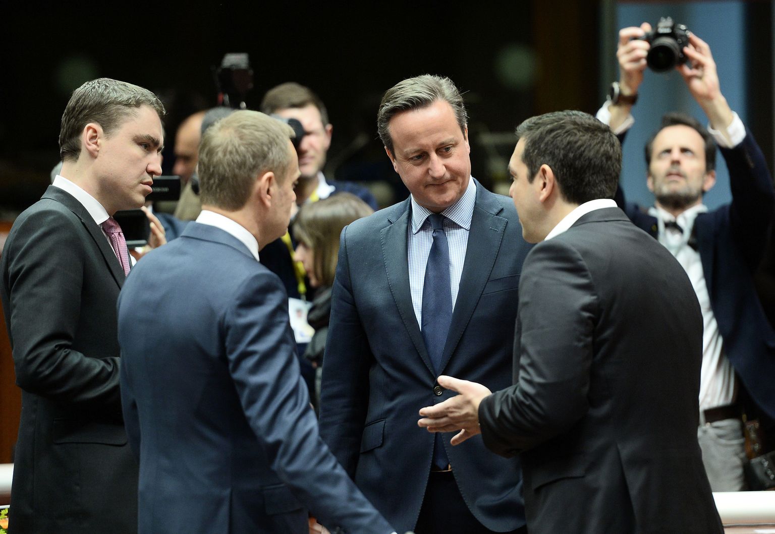 Briti peaminister David Cameron (keskel), Eesti peaminister Taavi Rõivas (vasakul), Ülemkogu president Donald Tusk (vasakult teine) ja Kreeka valitsusjuht Alexis Tsipras täna Ülemkogul vestlemas.